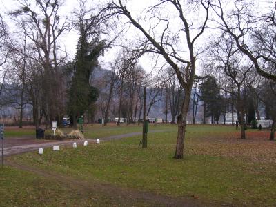 Bei Hochwasser überflutet: der Campingplatz "Genienau" bei Bonn-Mehlem. Im Hintergrund der Rhein.