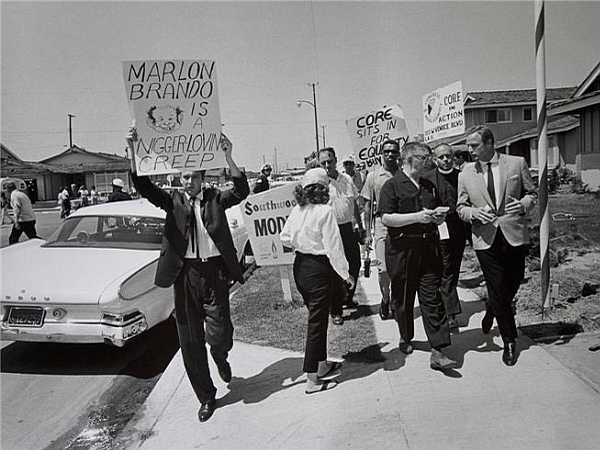 Marlon-Brando-confronted-at-a-Civil-Rights-protest-in-1960.jpg