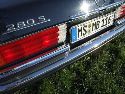 Feines Nummernschild an feinem Heck
