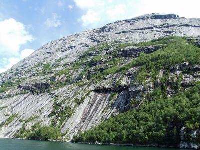 Felsschichten am Ufer Felsschichten am Ufer