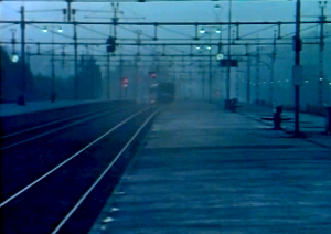 Bahnsteig im Morgengrauen