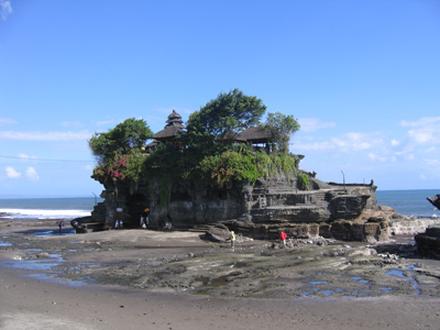 Am hinduistischen Tempel Tanah Lot