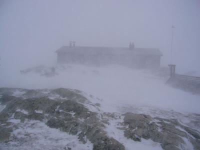Die knapp 30 Meter entfernte Hütte bei Schlechtwetter