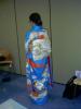 Da kann man den Obi sehen. Die Bindeart nennt sich Große Trommel, ist aber für diese Art von Kimono eigentlich nicht vorgesehen, weil sie nicht für junge Frauen ist. 