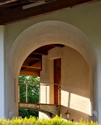 Architektur innig mit der Natur und der Erde verbunden natürlich bauen green building Architekt Wolfgang Frey