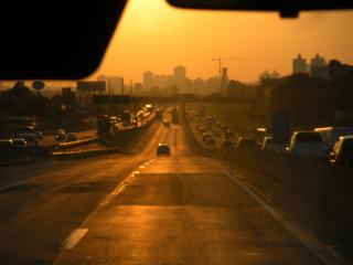 Sonnenuntergang waehrend wir in Sao Paulo einfahren.