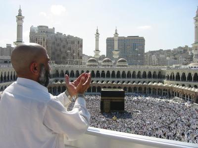 1024px-Supplicating_Pilgrim_at_Masjid_Al_Haram-_Mecca-_Saudi_Arabia