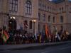 Das war dann das Willkommen vor dem Zentralgebäude der Latvijas Universitate - mit Fahnen, Fackeln und Trompeten!
