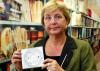 Ilse-Kathrin Lüdenscheid-Müller zeigt eine selbst gebastelte Tachoscheibe für ihren neu erstandenen IFA W50 LA/LAK