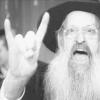 Mittels dem typischen Symbol-Handzeichen Mano Cornuta, zeigt ein orthodoxer Jude seine - bis dato geheim gebliebene - Verbindung mit der globalen Verschwörung der Hard and Heavy-Metall (Kiss) Anhänger. 
