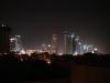 Wenn Du Dir das Foto vergrößerst, siehst Du ,dass das nicht das Nachtleben von Dubai ist, sondern dass hier gebaut wird.