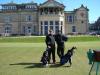 Wir vorm Clubhaus des St. Andrews Links - Old House Clubhouse