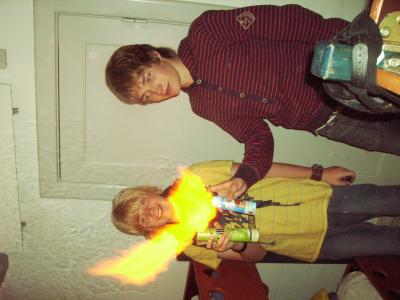 Kevin und Joni vernichten mit ein bissel deo und feuer kurz burner ungeziefer wie spinnen und fliegen sowie müken