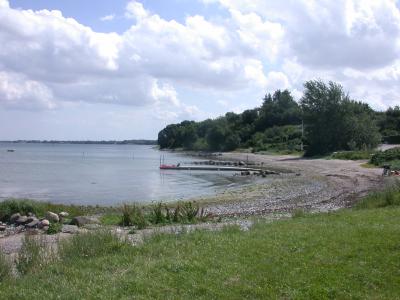 Strand-mit-Bootssteg
