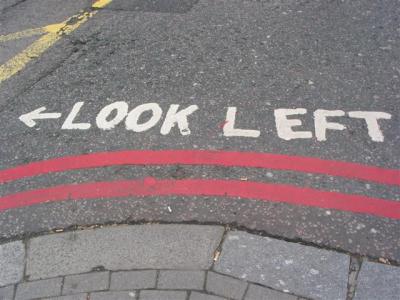 Damit die Touristen in London nicht überfahren werden steht an jeden Fußgängerübergang: Look Left oder Look Right