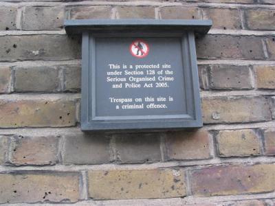 Schild am Kensingtonpark, der ohnehin mit einem Meter Stacheldraht gesichert ist