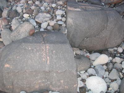 Ein Stück eines typisch durch Vulkanismus entstandenen Gesteins: Eine Basaltstange