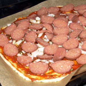 Selbstgemachte Sucuk-Pizza mit Zwiebeln