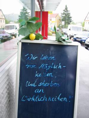 Philosophischer A-Ständer vor Bäckerei