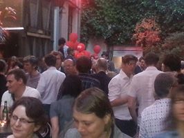  Feierlaune bei den Geburtstagsgästen der Berliner SPD. Im Innenhof der Kalkscheune bot sich die Möglichkeit, mit Politikern zwanglos ins Gespräch zu kommen. (Foto: Ronald Lässig) 