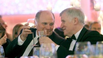 Bayern-Präsident Uli Hoeneß und CSU-Politiker Horst Seehofer lassen es sich auf einer Gala gemeinsam gut gehen