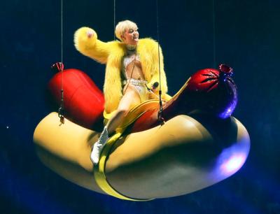 tmp_miley-cyrus-bangerz-hot-dog-588398057