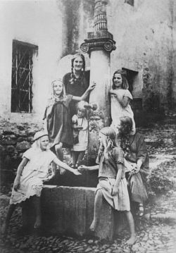 Elizabeth Dorr with some of her daughters at Ascona, 1905 (Note the headbands!)