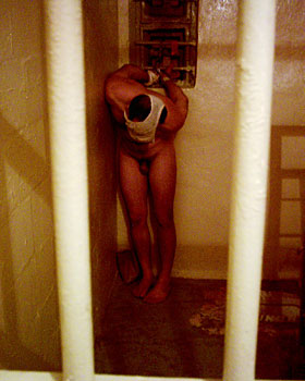 Bild eines nackten Gefangenen in "Stress-Haltung"
