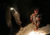 Irak: Weinendes blutbeflecktes Kind, dessen Vater und Mutter soeben von US-Soldaten ermordet wurden