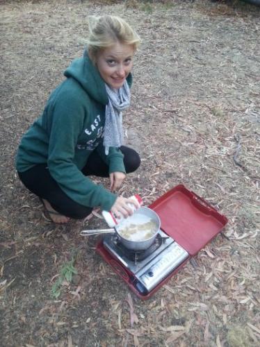 Gina beim kochen. Es gibt Pasta!