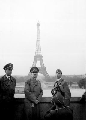 Adolf-Hitler-im-besetzten-Paris