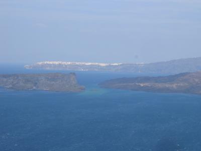 Blick ueber die Caldera vom Sueden bis nach Oia im Norgen