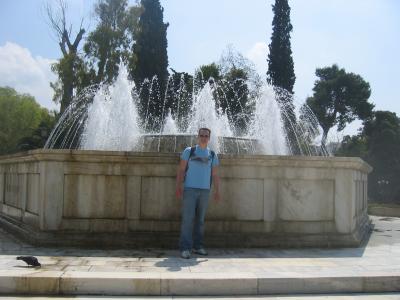 Tobi vor dem Brunnen im Zappeionpark