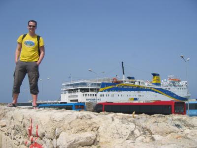 Tobi auf der Mauer in Rethymno
