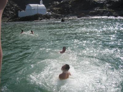 Springen vom Boot ins eiskalte Wasser um zu den heißen Quellen zu schwimmen