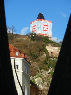 das Wahrzeichen von Graz - der Uhrturm - mediengerecht gekrönt