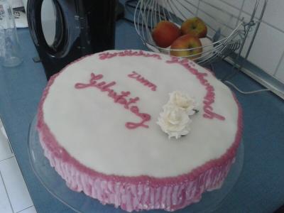 Der Kuchen war für meinen Freund.  Allgemeine Verwirrung löste vor allem die Farbwahl aus. Besser noch war meine Erklärung zu der missglückten Gelierung der Füllung: Das gehört so. Das ist ein Hagelkuchen. Die Kaffee-Gesellschaft traute sich nicht weiter zu fragen.  Es fiel nur noch die Urteil,  er sei eeetwas zu süß für deren Geschmack. Doch allen war der stille Vorwurf an das altmodische Frauenbild meines Partnets klar. Interessant war, wem die Bissen im Hals stecken blieben.  Während der Freund-Schwieger-Papa ein Stück nach dem anderen grinsend vertilgte - nahm die Freund-Schwieger-Mama nur einen kleinen Mini-Haps...