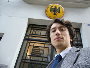 Vor deutschem Konsulat in Dienstkleidung