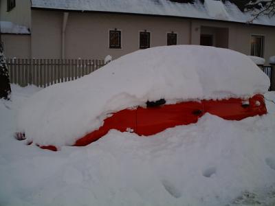So sah es letztes Jahr aus. Das bisschen Rot, was da aus dem Schnee rausguckt, ist übrigens mein Auto
