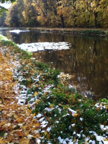 Herbst-am-alten-Kanal-mit-Schnee
