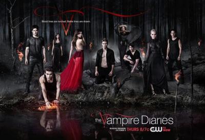 Von links nach rechts: Damon, Stefan, Katherine, Elena, Matt, Bonnie, Jeremy, Caroline, Tyler