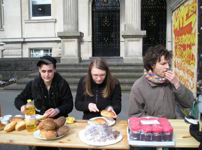 Stella, ich und Ender beim Brötchen Schmieren Stella, ich und Ender beim Brötchen Schmieren