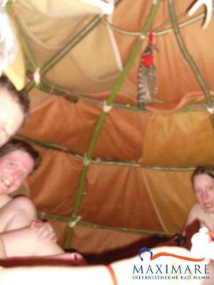 in der Schwitzhütte mit echtem Indianer - indianische Schwitzhüttenzeremonie in der Schwitzhütte mit echtem Indianer - indianische Schwitzhüttenzeremonie