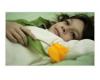 junge-Frau-mit-Blume-im-Bett