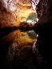 Eine imposante grotte, die sich nach unten und oben öffnet...