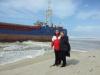 Matthias und Regina - aus Hamburg - vor dem havarierten Tanker in Aveiro