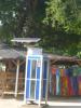 Solar-betriebene Telefonzelle zwischen Kleiderständern...