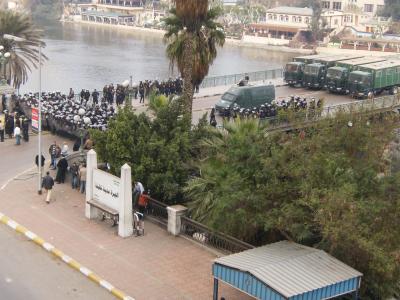 Polizeisperre-vor-unserem-Hotel1