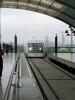 Maglev Transrapid faehrt ein im Bahnhof in Schanhai Pudong