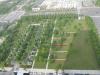 Parkplatz und Gruenflaeche beim Industrial Park